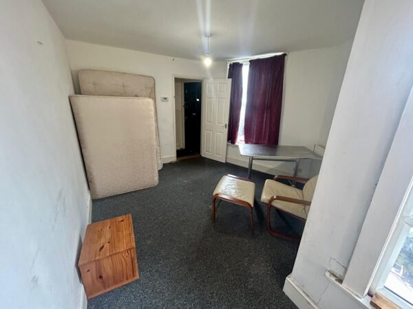 2 Bedroom Flat - HP12