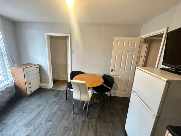 2 Bedroom Flat - HP12