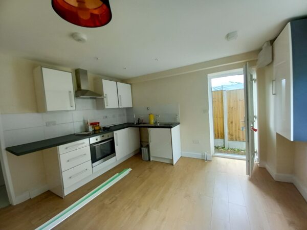 1 Bedroom Flat To Let - HP11