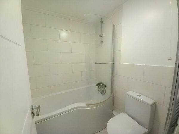 1 Bedroom Flat To Let - HP11