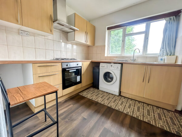 3 Bedroom Flat To Let - HP11