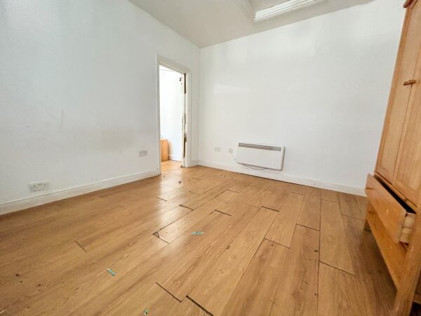 Studio Flat To Let - HP12