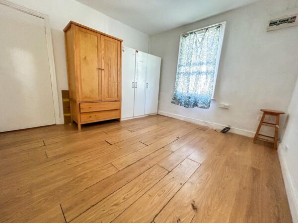 Studio Flat To Let - HP12