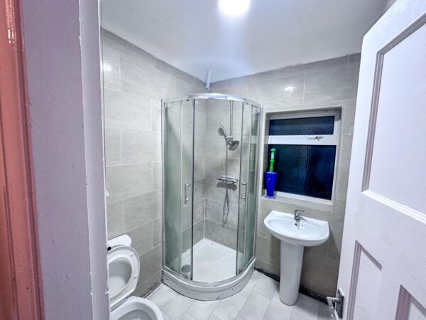 3 Bedroom House To Let - B69