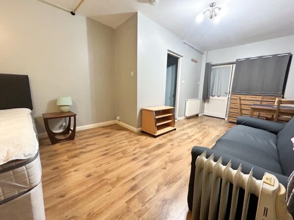 Studio Flat To Let - HP12 (INC ALL BILLS)