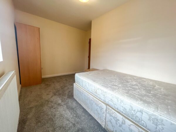 Double Room To Let - HP12