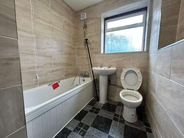 4/5 Bedroom House To Let - HP13