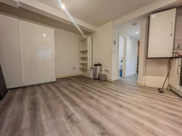 Studio Flat To Let - HP12